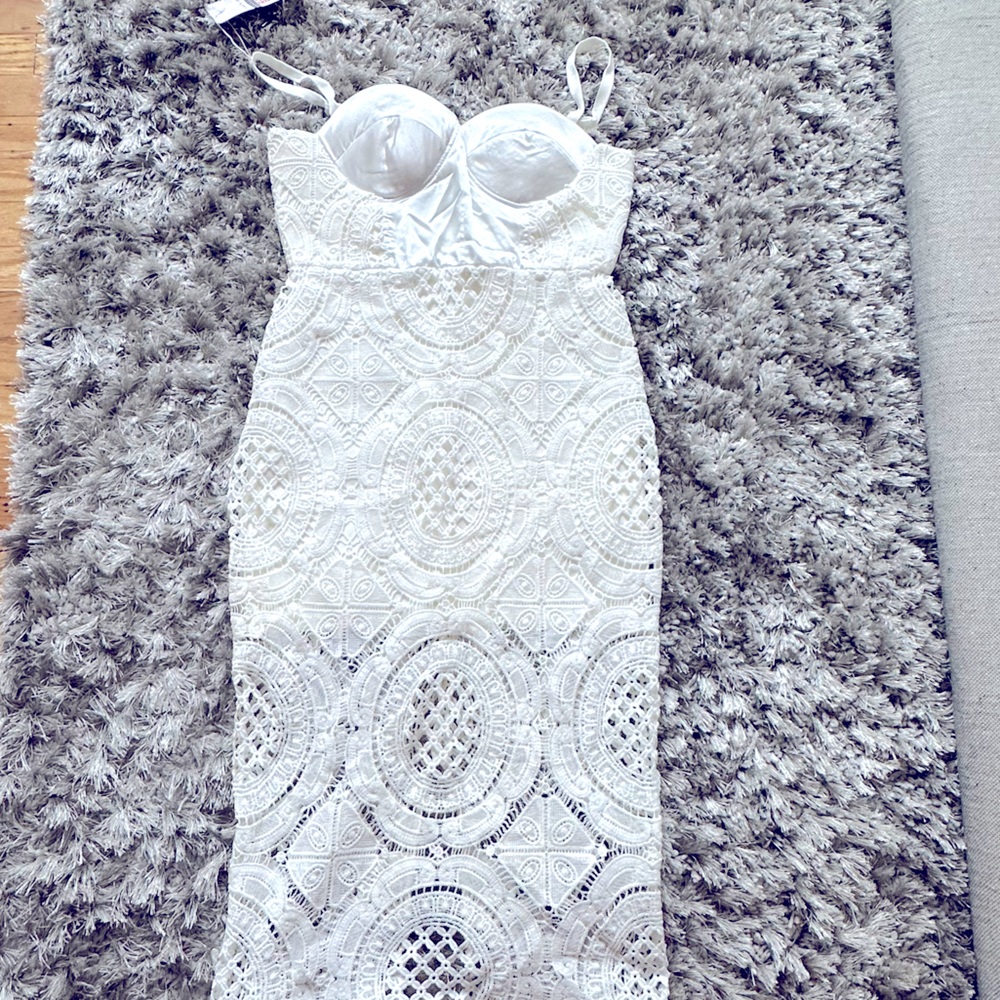 White lace bandage material dress. Midi length. Size L. Stylish!